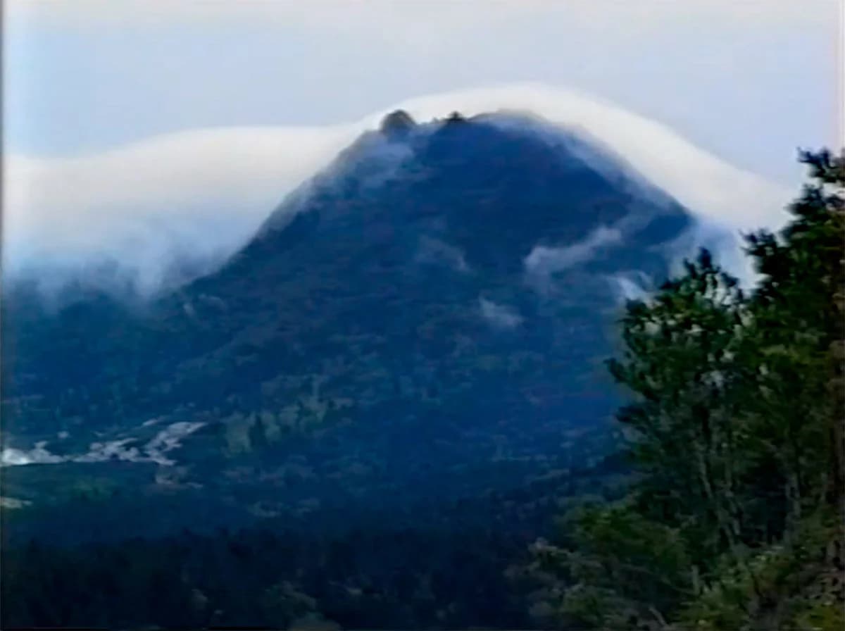 雲の流れる静かな風景